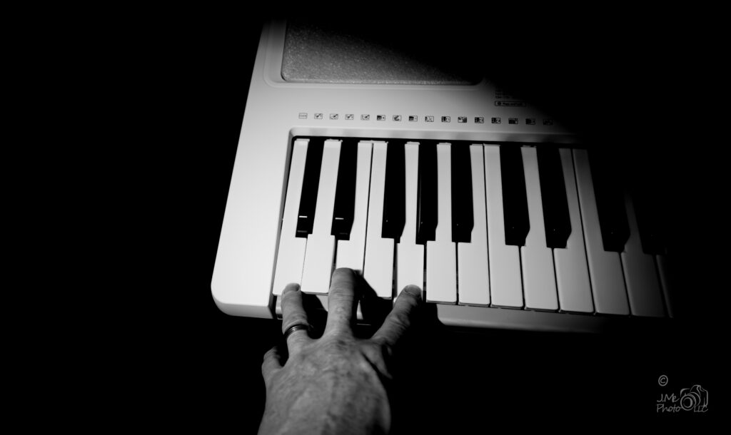 Low key picture of keyboard with "C major" chord being played